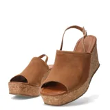 Sandalias de mujer con plataforma de corcho y capellada de cuero gamuzado color marrón. Presentan diseño de punta abierta y pulsera con hebilla ajustable en el tobillo.