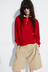 Bermuda larga cargo de color beige, confeccionada en mezcla de algodón. Cuenta con tiro medio, cintura con trabillas, pinzas en el delantero y bolsillos estilo cargo en las piernas.