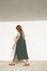 Vestido largo tejido en hilo de algodón con calado, color negro con detalles en celeste y naranja.