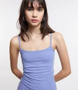 Vestido corto ajustado de color rosado, con escote recto y breteles finos, de diseño básico y sin mangas.