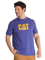 Remera azul con cuello redondo, manga corta y el logo de Caterpillar impreso en color amarillo en el pecho.