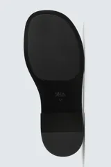 Mocasín de vestir para hombre, fabricado en piel con acabado serraje (gamuza) color marrón oscuro/café. Presenta un detalle de antifaz en el empeine con costuras visibles y horma cuadrada. La suela es negra y a contraste con un ligero tacón.