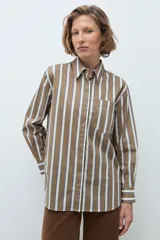 Camisa de corte clásico con estampado de rayas verticales en tonos khaki, blanco y azul. Presenta cuello camisero, cierre frontal con botones, bolsillo en el pecho y mangas largas con puños abotonados.
