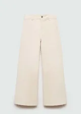 Jeans de tiro alto con diseño culotte y bajo deshilachado. Presenta cierre de cremallera y botón, trabillas para cinturón y bolsillos traseros.