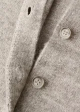 Cardigan de punto de corte recto con cuello redondo y cierre frontal de botones. Presenta mangas largas con puños acanalados y un diseño clásico de tejido de punto medio.