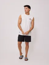Short de baño negro con cintura elástica ajustable con cordón y logo de la marca en la pierna izquierda.