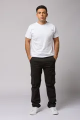Pantalón cargo gris de gabardina con bolsillos laterales con fuelle y solapa, corte recto y tiro medio.
