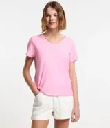 Remera de algodón color mostaza, con cuello en V y mangas cortas.