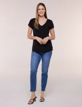 Remera básica de manga corta con escote en V pronunciado y frente forrado con doble tela interna.