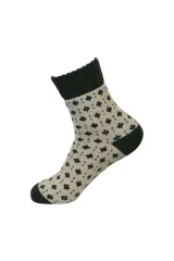 Medias de caña media con diseño de cuadros en tonos verde y beige, confeccionadas en tejido de punto con puntera y talón reforzados en color verde sólido.