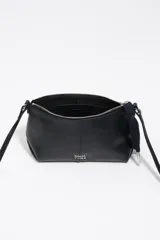 Bolso bandolera mini de piel vacuna color negro, con estructura blanda, asa regulable, cierre de cremallera y logo metálico de la marca.