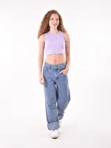 Musculosa corta negra de tejido de punto acanalado, con cuello redondo y sisas amplias.