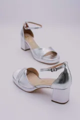 Sandalias negras de cuero con plataforma y taco ancho.