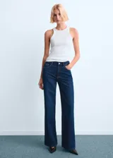 Jeans de denim azul oscuro con diseño de perneras anchas y tiro medio, de corte recto y clásico.
