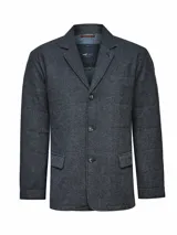 Chaqueta tipo blazer para hombre, confeccionada en lana con diseño de espiga en color azul marino. Presenta cierre frontal con tres botones, solapas clásicas, bolsillos laterales con solapa y un bolsillo en el pecho. Cuenta con relleno térmico para mayor abrigo.