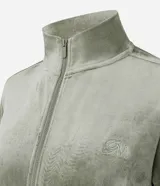 Campera deportiva de plush con acabado aterciopelado, cuello alto, cierre frontal con cremallera y puños ajustados.