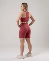 Calza biker de tiro alto, color rojo jaspeado, confeccionada en algodón y lycra opaca. Presenta una faja doble tela sin elástico superior para mayor sujeción.