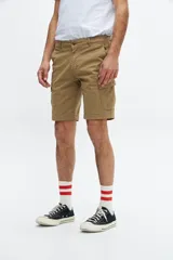 Bermuda cargo color beige con bolsillos laterales y corte a la rodilla.