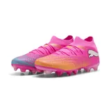 Championes de fútbol Puma Future 9 Match FG/AG, color fucsia con degradado naranja en la puntera y logo Puma en blanco. Diseño de corte medio con suela de tapones para césped natural y artificial.