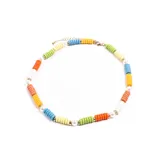 Gargantilla corta con cuentas de colores pastel y perlas sintéticas.