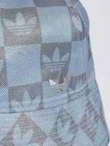 Gorro tipo bucket Adidas color celeste con estampado de monogramas con el logo del trifolio en gris.