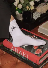 Medias de algodón color blanco, media caña, con logo de la marca en negro en el lateral.