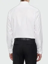 Camisa de vestir blanca de corte regular fit confeccionada en algodón italiano, con cuello clásico y manga larga.