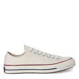 Championes Converse Chuck 70 de lona color crema con suela de goma color hueso y detalles en rojo y azul.