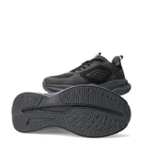 Championes urbanos Umbro modelo Fade, color negro con detalles en gris oscuro. Presentan una combinación de malla y material sintético en la capellada, con el logo de la marca en el lateral y una suela robusta de goma.