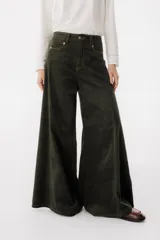 Pantalón de pana de corte wide leg extra ancho, con tiro alto, cierre frontal con botón y costuras a contratono.