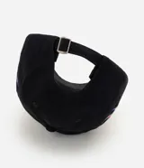 Gorra de algodón negra con visera curva y diseño estructurado, que presenta un bordado lateral con detalles tribales de fuego en tonos azules y dorados.