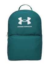 Mochila Under Armour modelo Essential de color verde oscuro, con logo impreso en color blanco en el frente. Cuenta con un compartimento principal con cierre, un amplio bolsillo frontal con cierre y asa superior.