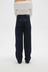 Pantalon tipo jean de corte barrel, con cintura media, bolsillos laterales y cierre con cordón ajustable en la cintura.