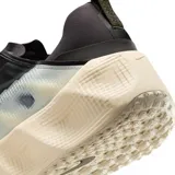 Championes Nike modelo Ava Rover, con diseño moderno en color negro y suela de plataforma en tono beige con estructura geométrica. Presenta detalles translúcidos en los laterales y el logo de la marca en el costado.