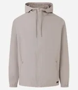 Campera rompevientos color verde oliva con capucha ajustable con cordón, cierre frontal con cremallera, bolsillos laterales con cremallera, puños con elástico y forro interior. Ligera y versátil, ideal para proteger del viento y la lluvia ligera.