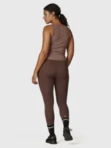 Calza deportiva de tiro alto en color marrón chocolate, confeccionada en tejido suave con tecnología Aloe Vera. Presenta un diseño ajustado que ofrece libertad de movimiento y un pequeño logo bordado en la cadera.