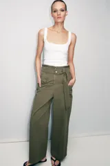 Musculosa de algodón fit entallado con escote redondo y diseño liso.