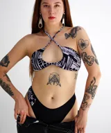 Pantie tipo colaless de tiro medio-alto, color negro con detalle estampado en uno de los laterales.