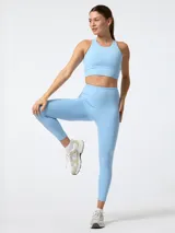 Top deportivo celeste de corte crop, con cuello redondo y diseño ajustado.