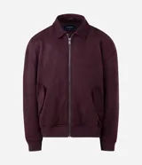Campera bomber masculina de gamuza sintética color bordó, con cuello camisero, cierre frontal metálico, bolsillos laterales invisibles y rib elástico en puños y ruedo.