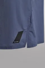 Shorts de running confeccionados en tejido técnico ligero y elástico, con forro interior. Presentan cintura elástica ajustable con cordón interior, aberturas laterales en el bajo, bolsillo lateral multifunción y bolsillo trasero con cierre de cremallera.