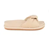 Sandalias bajas de cuero sintético color celeste, con plataforma y tira ancha con nudo.