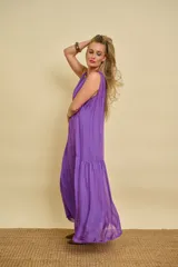 Vestido largo sin mangas de color verde lima, confeccionado en tela fluida y ligera, con escote redondo y corte amplio.