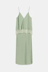 Vestido midi de satén color verde menta con escote en V, tirantes finos y detalle de encaje blanco en el pecho.