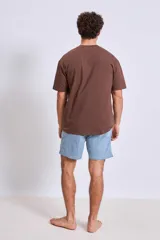 Short de baño de color rosado con diseño liso y corte clásico, ideal para la playa o la pileta.