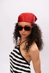 Top tejido de algodón a rayas horizontales blancas y negras, con cuello halter y espalda descubierta.