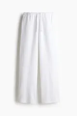 Pantalón tipo jogger de corte holgado y piernas amplias, confeccionado en felpa con interior cepillado. Cuenta con cintura elástica con cordón de ajuste y bolsillos laterales discretos.