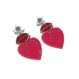 Aros colgantes con forma de corazón fucsia con glitter, labios rojos y estrella transparente con glitter plateado.