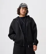 Campera boxy de malla scuba color negro, con capucha integrada, cierre frontal y bolsillos laterales ocultos.