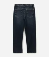 Pantalón de jean con corte recto, tiro medio y diseño de cinco bolsillos. Confeccionado en denim de algodón con un toque de elastano, presenta un lavado clásico y cierre frontal con botón y cremallera.